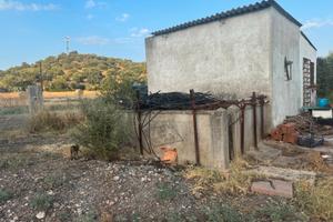 Terreno agricolo con fabbricato e riserva idrica
