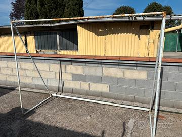 Telai di porte da calcio senza reti