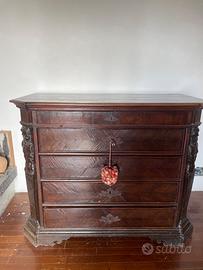 Cassettone in legno di noce con cariatidi scolpite