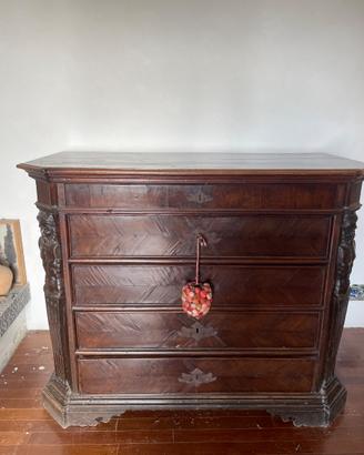 Cassettone in legno di noce con cariatidi scolpite