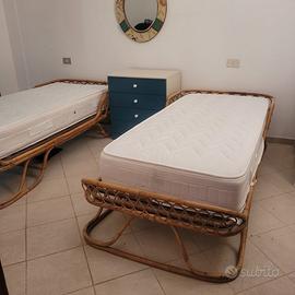 Letti singoli in vimini, cassettiera e specchio