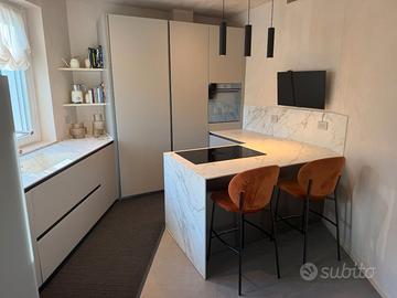 Cucina Binova LAB 2022 in vetro e gres Marazzi