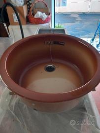 lavabo color ruggine e piano cottura 