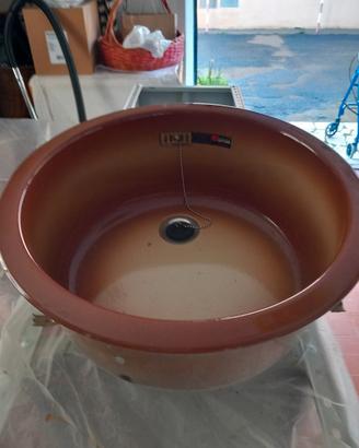 lavabo color ruggine e piano cottura 