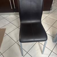 Quattro sedie pelle nera