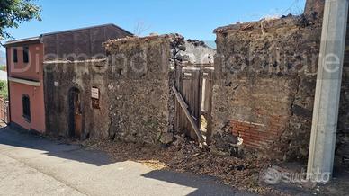 Ruderi con terreno a Presa-Piedimonte Etneo
