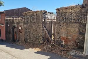 Ruderi con terreno a Presa-Piedimonte Etneo