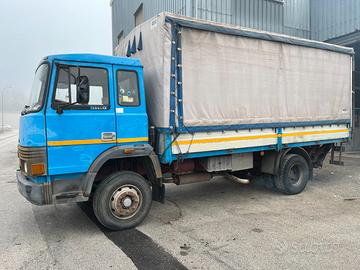 Autocarro UNIC 135/17 con sponda idraulica