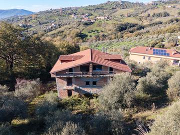 Villa allo stato grezzo con terreno - Zona Fuonti