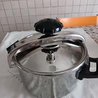 pentola a pressione in acciaio marca Regina 