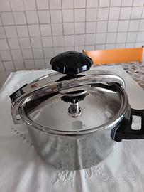 pentola a pressione in acciaio marca Regina 