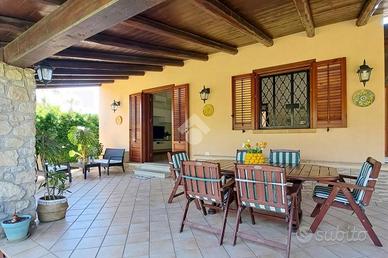 VILLA SINGOLA A CAMPOFELICE DI ROCCELLA