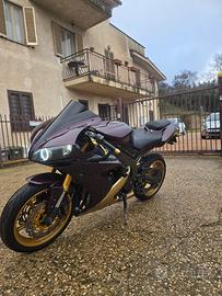 YAMAHA R1