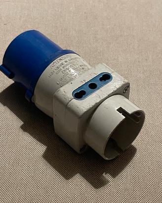 Adattatore presa interbloccata