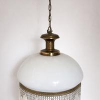 Lampadario vintage in ottone e vetro opalino