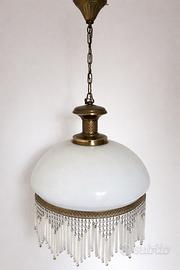 Lampadario vintage in ottone e vetro opalino