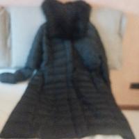 Questo è un cappotto lungo trapuntato nero con col