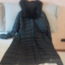Questo è un cappotto lungo trapuntato nero con col