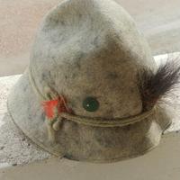 Cappello tirolese in feltro grigio chiaro