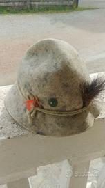Cappello tirolese in feltro grigio chiaro