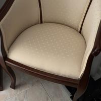 Poltroncina classica in legno e tessuto damascato