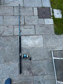 canna da pesca da traina con mulinello insieme