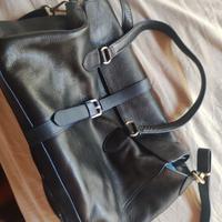 borsa donna in pelle nera con rifiniture azzurre