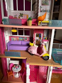 Casa Barbie con 6 barbie e scooter