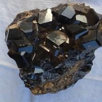 Cristalli di granato Hessonite su matrice (Urali)