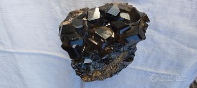 Cristalli di granato Hessonite su matrice (Urali)