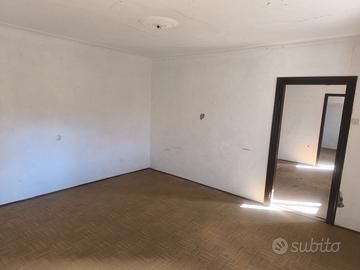 Casa vecchia per aprire un' attivita