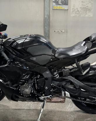 Yamaha R1 2021