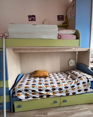 Struttura letto a castello, scrivania e armadio