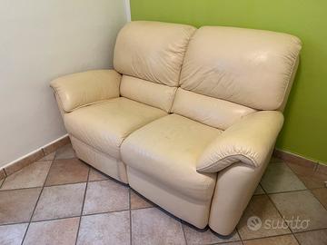 Divano 2 posti pelle color crema con reclinabile