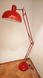 grande lampada da terra rossa in stile industriale