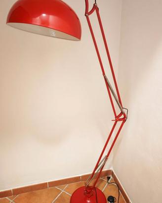 grande lampada da terra rossa in stile industriale