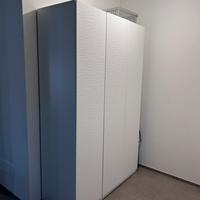 Armadio Ikea particolare anta di designer