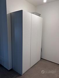 Armadio Ikea particolare anta di designer