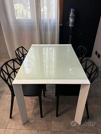 Tavolo con sedie