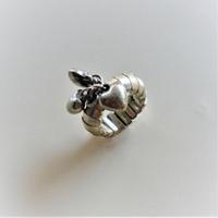 Anello elastico con ciondoli a cuore