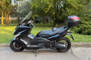 Yamaha Tmax 500 nero con bauletto.