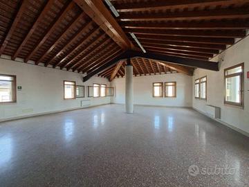 Immobile di 655 m² con 3 locali a Nove