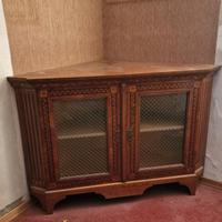 Mobile angolare con vetrine