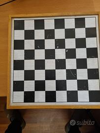 scacchiera in legno con pedine in plastica anni 70