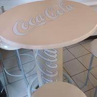 Set tavolo con 3 sgabelli coca cola