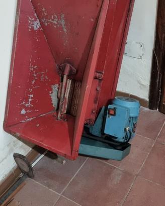 Macina uva diraspatrice elettrica