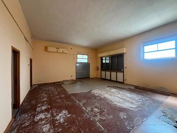 Locale commerciale con piazzale a Monastir
