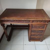 scrivania con cassetti