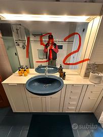 Mobile bagno con specchio e lavabo