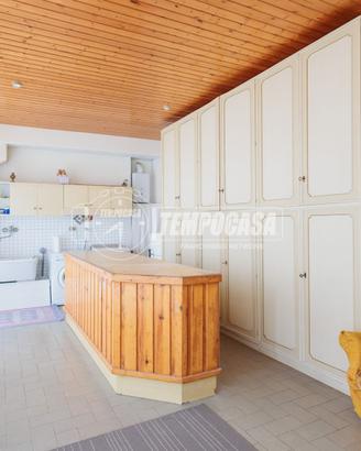 AMPIO MAGAZZINO CON APPARTAMENTO E VETRINA A COLLE